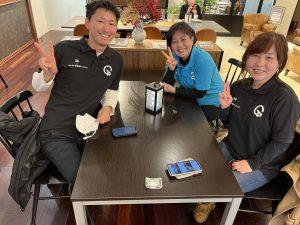 左が黒ここにシャツを着た理事の原田、真ん中ブルーのシャツを着た代表田中、右黒いシャツを着たサポートスタッフの後藤の3人の笑顔